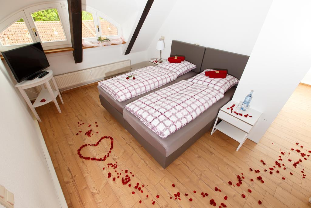 Pension Altes Burghotel Neustadt-Glewe Dış mekan fotoğraf