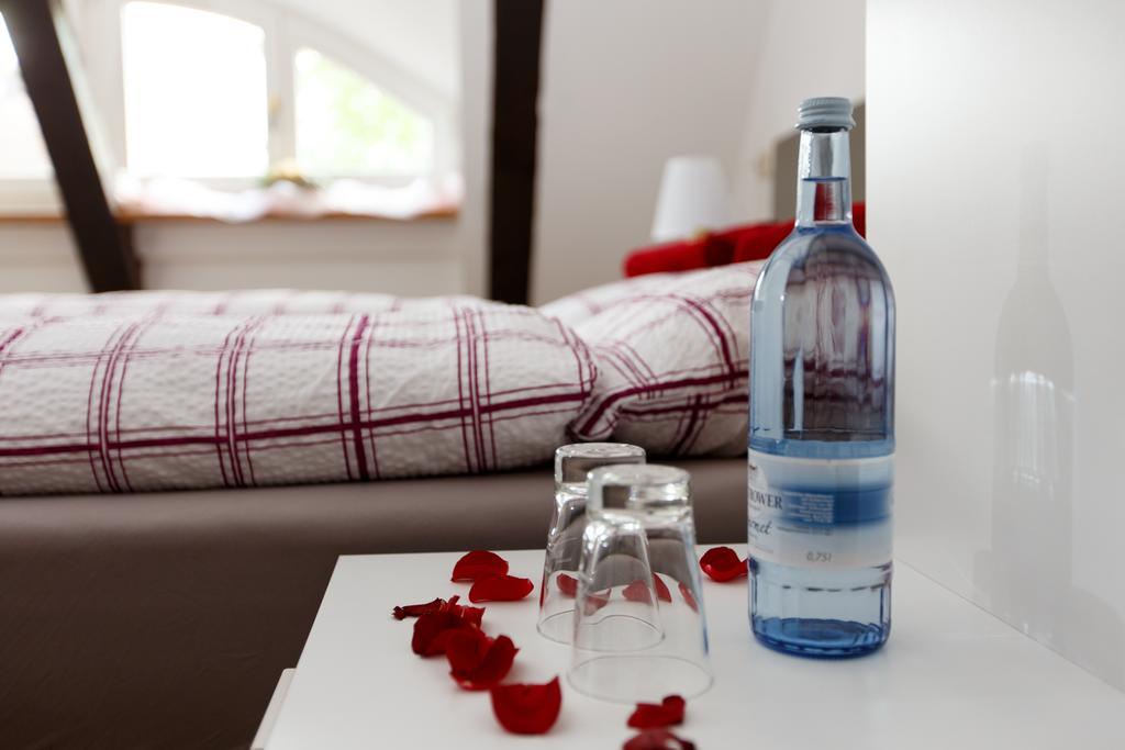 Pension Altes Burghotel Neustadt-Glewe Oda fotoğraf