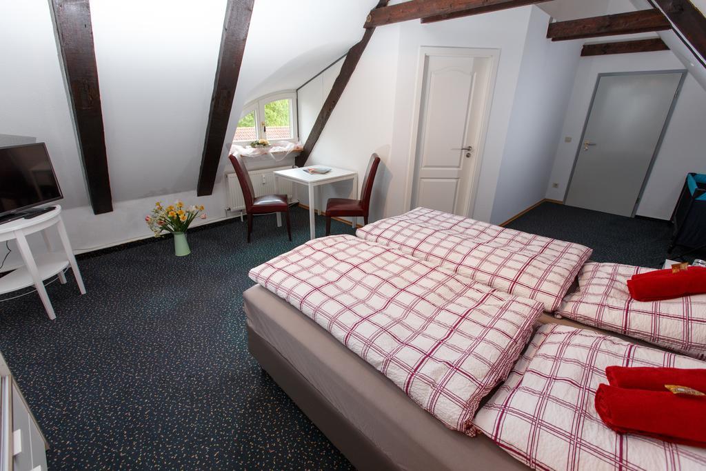 Pension Altes Burghotel Neustadt-Glewe Oda fotoğraf